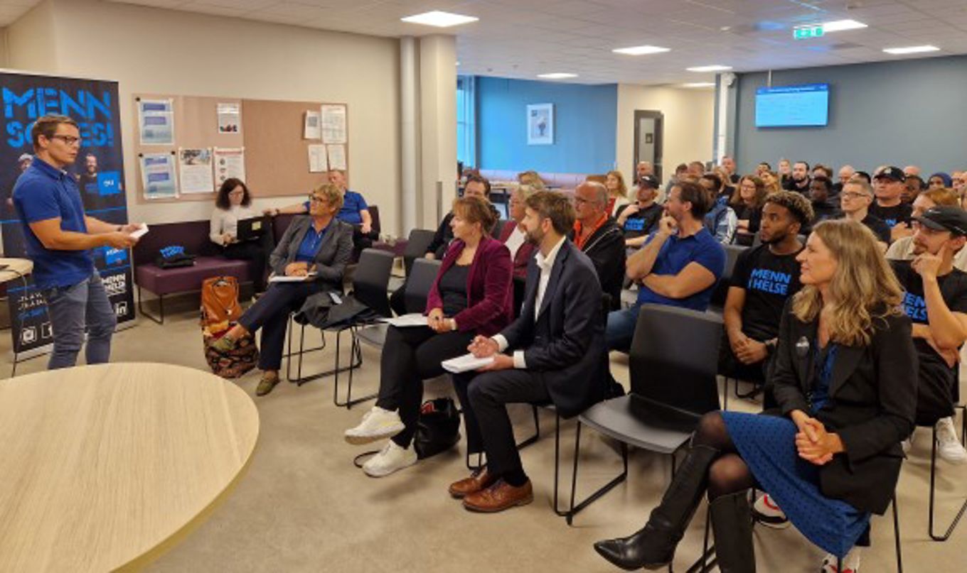 en person som holder en presentasjon for en gruppe mennesker