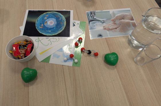 Deltakerne fikk også hjerteformede stressballer for å holde nervene i ro.