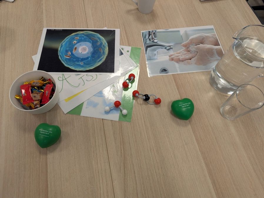 Deltakerne fikk også hjerteformede stressballer for å holde nervene i ro.