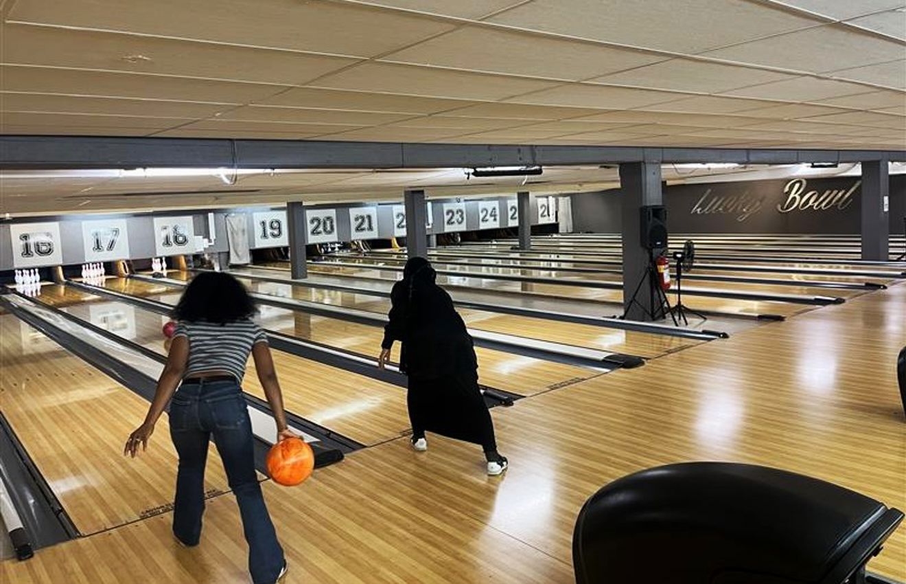 BUA/AKT deltakere som spiller bowling BUA/AKT deltakere som spiller bowling