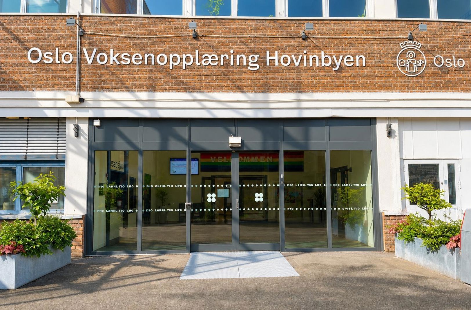 Inngangen av skolen
