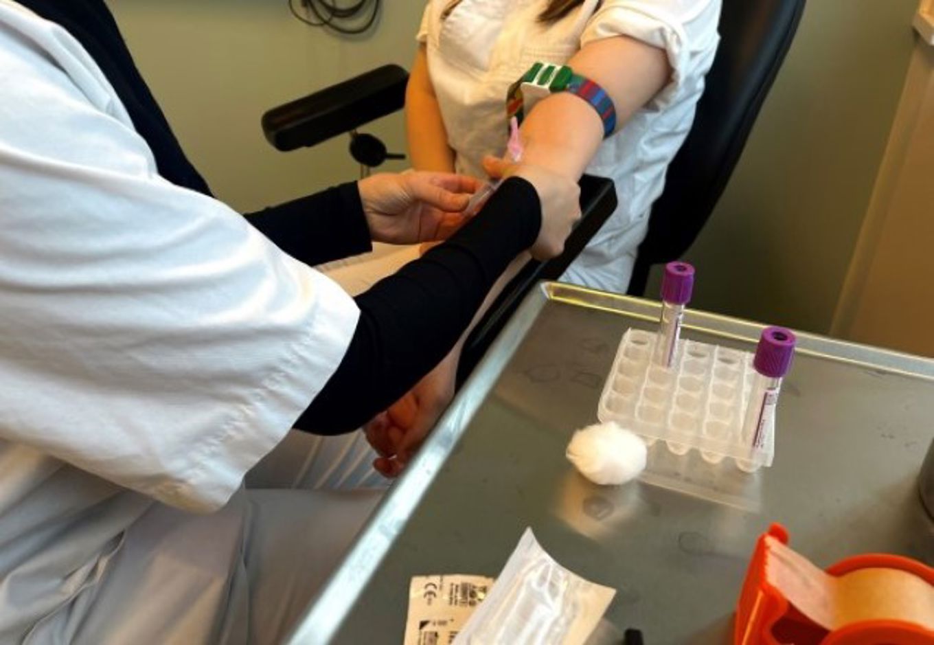 Foto: Deltager i 3HSEA tar blodprøve av pasient Deltager i 3HSEA tar blodprøve av pasient